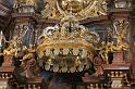 Abdij Melk_122_. Enorme gouden kroon boven de vergulde beelden aan hoofdaltaar